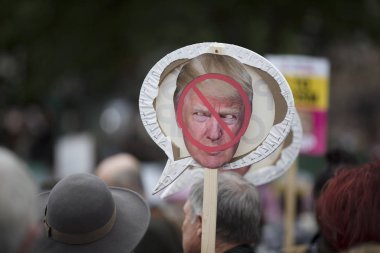 Londra, İngiltere - 4 Haziran 2019: Başkan Trumps'ın Birleşik Krallık'a resmi ziyaretine karşı gösteri yapmak için londra'nın merkezinde büyük bir protestocu kalabalığı toplandı
