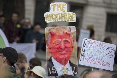 Londra, İngiltere - 4 Haziran 2019: Başkan Trumps'ın Birleşik Krallık'a resmi ziyaretine karşı gösteri yapmak için londra'nın merkezinde büyük bir protestocu kalabalığı toplandı