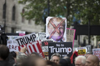 Londra, İngiltere - 4 Haziran 2019: Başkan Trumps'ın Birleşik Krallık'a resmi ziyaretine karşı gösteri yapmak için londra'nın merkezinde büyük bir protestocu kalabalığı toplandı