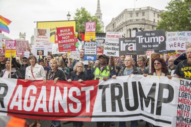 Londra, İngiltere - 4 Haziran 2019: Başkan Trumps'ın Birleşik Krallık'a resmi ziyaretine karşı gösteri yapmak için londra'nın merkezinde büyük bir protestocu kalabalığı toplandı