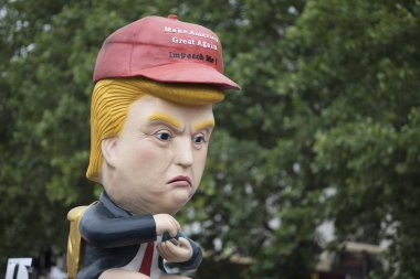 Londra, İngiltere - 4 Haziran 2019: Donald Trump'ın Londra'daki Trump karşıtı yürüyüşünde yaptığı siyasi hiciv heykeli