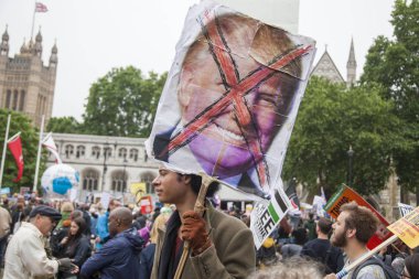 Londra, İngiltere - 4 Haziran 2019: Başkan Trumps'ın Birleşik Krallık'a resmi ziyaretine karşı gösteri yapmak için londra'nın merkezinde büyük bir protestocu kalabalığı toplandı