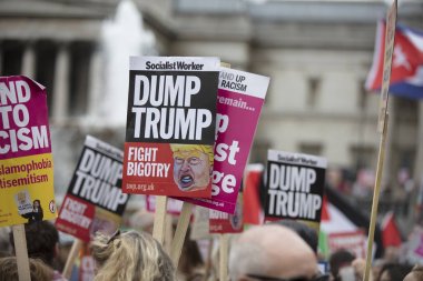 Londra, İngiltere - 4 Haziran 2019: Başkan Trumps'ın Birleşik Krallık'a resmi ziyaretine karşı gösteri yapmak için londra'nın merkezinde büyük bir protestocu kalabalığı toplandı