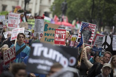 Londra, İngiltere - 4 Haziran 2019: Başkan Trumps'ın Birleşik Krallık'a resmi ziyaretine karşı gösteri yapmak için londra'nın merkezinde büyük bir protestocu kalabalığı toplandı