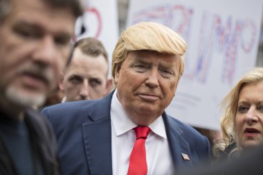 Londra, İngiltere - 4 Haziran 2019: Siyasi protesto sırasında Trafalgar Meydanı'nda Donald Trump'a benzeyen biri