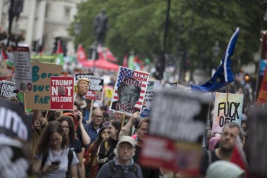 Londra, İngiltere - 4 Haziran 2019: Başkan Trumps'ın Birleşik Krallık'a resmi ziyaretine karşı gösteri yapmak için londra'nın merkezinde büyük bir protestocu kalabalığı toplandı