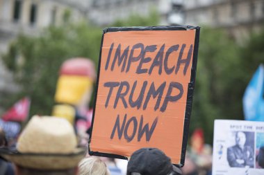Londra, İngiltere - 4 Haziran 2019: Başkan Trumps'ın Birleşik Krallık'a resmi ziyaretine karşı gösteri yapmak için londra'nın merkezinde büyük bir protestocu kalabalığı toplandı