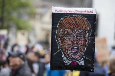 Londra, İngiltere - 4 Haziran 2019: Başkan Trumps'ın Birleşik Krallık'a resmi ziyaretine karşı gösteri yapmak için londra'nın merkezinde büyük bir protestocu kalabalığı toplandı