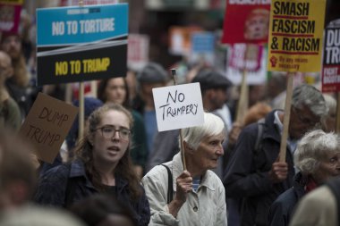 Londra, İngiltere - 4 Haziran 2019: Başkan Trumps'ın Birleşik Krallık'a resmi ziyaretine karşı gösteri yapmak için londra'nın merkezinde büyük bir protestocu kalabalığı toplandı