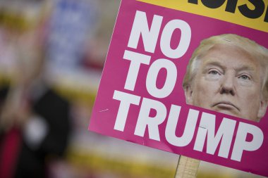 Londra, İngiltere - 4 Haziran 2019: Başkan Trumps'ın Birleşik Krallık'a resmi ziyaretine karşı gösteri yapmak için londra'nın merkezinde büyük bir protestocu kalabalığı toplandı