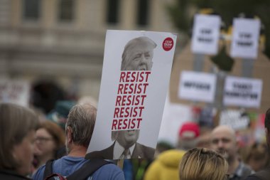 Londra, İngiltere - 4 Haziran 2019: Başkan Trumps'ın Birleşik Krallık'a resmi ziyaretine karşı gösteri yapmak için londra'nın merkezinde büyük bir protestocu kalabalığı toplandı