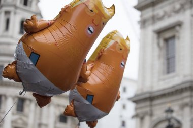 Londra, İngiltere - 4 Haziran 2019: Bebek Donald Trump helyum balonları Londra'nın merkezinde ki Trump karşıtı mitingde