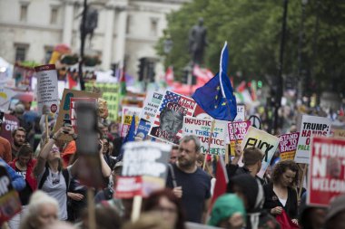 Londra, İngiltere - 4 Haziran 2019: Başkan Trumps'ın Birleşik Krallık'a resmi ziyaretine karşı gösteri yapmak için londra'nın merkezinde büyük bir protestocu kalabalığı toplandı