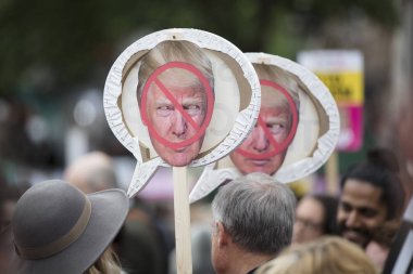 Londra, İngiltere - 4 Haziran 2019: Başkan Trumps'ın Birleşik Krallık'a resmi ziyaretine karşı gösteri yapmak için londra'nın merkezinde büyük bir protestocu kalabalığı toplandı