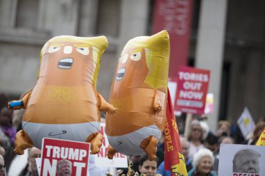 Londra, İngiltere - 4 Haziran 2019: Bebek Donald Trump helyum balonları Londra'nın merkezinde ki Trump karşıtı mitingde