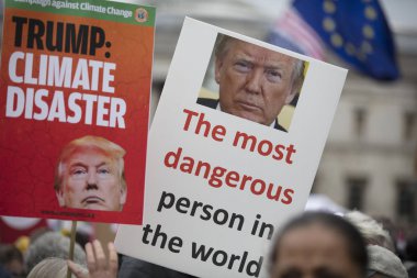 Londra, İngiltere - 4 Haziran 2019: Başkan Trumps'ın Birleşik Krallık'a resmi ziyaretine karşı gösteri yapmak için londra'nın merkezinde büyük bir protestocu kalabalığı toplandı