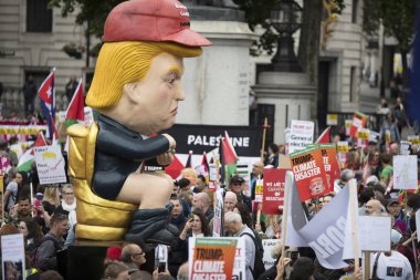 Londra, İngiltere - 4 Haziran 2019: Donald Trump'ın Londra'daki Trump karşıtı yürüyüşünde yaptığı siyasi hiciv heykeli