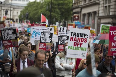 Londra, İngiltere - 4 Haziran 2019: Başkan Trumps'ın Birleşik Krallık'a resmi ziyaretine karşı gösteri yapmak için londra'nın merkezinde büyük bir protestocu kalabalığı toplandı