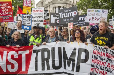 Londra, İngiltere - 4 Haziran 2019: Başkan Trumps'ın Birleşik Krallık'a resmi ziyaretine karşı gösteri yapmak için londra'nın merkezinde büyük bir protestocu kalabalığı toplandı