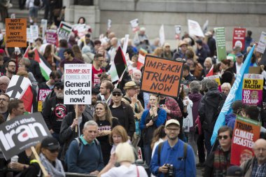Londra, İngiltere - 4 Haziran 2019: Başkan Trumps'ın Birleşik Krallık'a resmi ziyaretine karşı gösteri yapmak için londra'nın merkezinde büyük bir protestocu kalabalığı toplandı