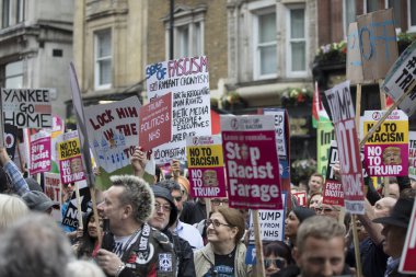 Londra, İngiltere - 4 Haziran 2019: Başkan Trumps'ın Birleşik Krallık'a resmi ziyaretine karşı gösteri yapmak için londra'nın merkezinde büyük bir protestocu kalabalığı toplandı