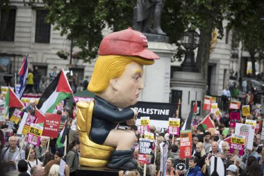 Londra, İngiltere - 4 Haziran 2019: Donald Trump'ın Londra'daki Trump karşıtı yürüyüşünde yaptığı siyasi hiciv heykeli