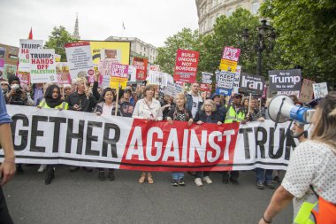 Londra, İngiltere - 4 Haziran 2019: Başkan Trumps'ın Birleşik Krallık'a resmi ziyaretine karşı gösteri yapmak için londra'nın merkezinde büyük bir protestocu kalabalığı toplandı