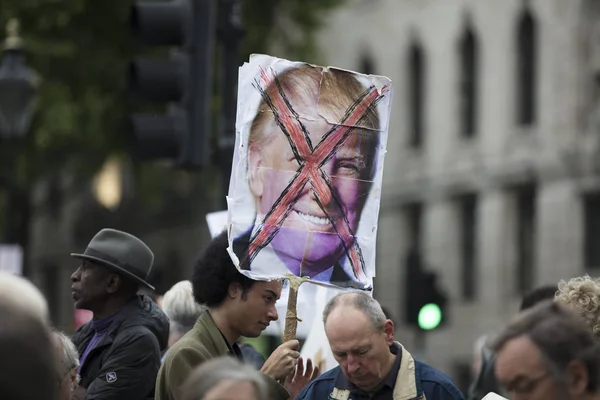 ЛОНДОН, Великобритания - 4 июня 2019 года: Большая толпа протестующих собирается в центре Лондона, чтобы продемонстрировать против государственного визита президента Трампа в Великобританию — стоковое фото