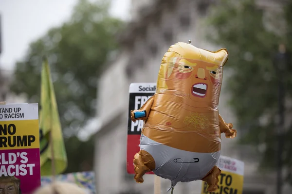 Londýn, Velká Británie-4. června 2019: dětský Donald Trump, Heliový balónky při Rally proti trumfu v centrálním Londýně — Stock fotografie