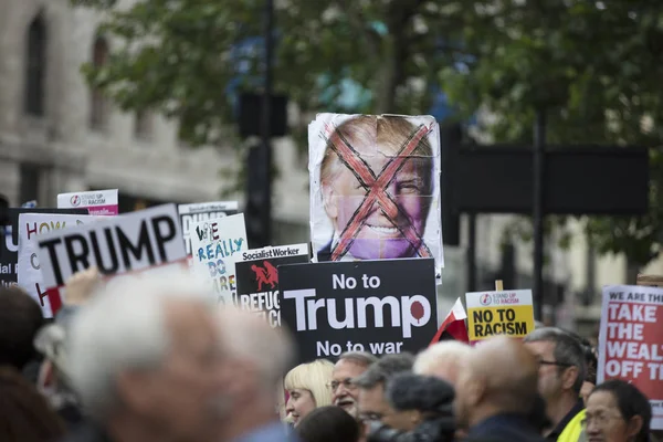 Λονδίνο, Ηνωμένο Βασίλειο-4ο Ιουνίου 2019: μεγάλο πλήθος διαδηλωτών συγκεντρώνονται στο κέντρο του Λονδίνου για να επιδείξουν εναντίον του Προέδρου ατού της κρατικής επίσκεψης στο Ηνωμένο Βασίλειο — Φωτογραφία Αρχείου