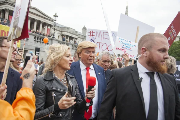 LONDRES, ROYAUME-UNI - 4 juin 2019 : Donald Trump se ressemble à Trafalgar Square lors d'une manifestation politique — Photo