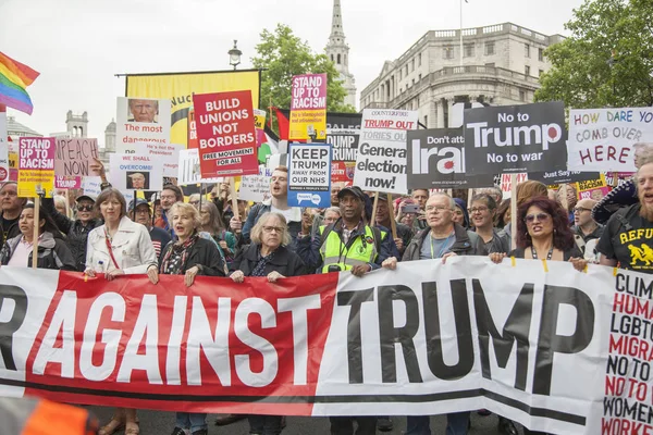 Londra, İngiltere - 4 Haziran 2019: Başkan Trumps'ın Birleşik Krallık'a resmi ziyaretine karşı gösteri yapmak için londra'nın merkezinde büyük bir protestocu kalabalığı toplandı — Stok fotoğraf