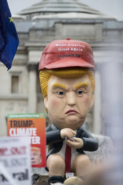 LONDRES, Royaume-Uni - 4 juin 2019 : Une sculpture satirique politique de Donald Trump réalisée lors d'une marche anti-Trump à Londres — Photo