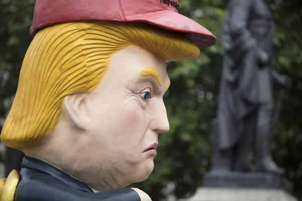 LONDRES, Reino Unido - 4 de junho de 2019: Uma escultura de sátira política de Donald Trump feita em uma marcha anti Trump em Londres — Fotografia de Stock