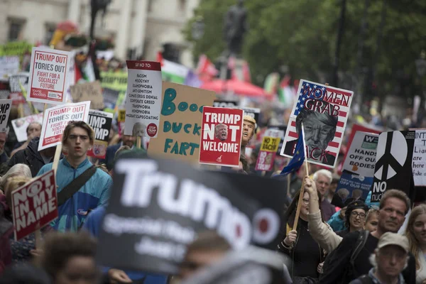 LONDRES, Royaume-Uni - 4 juin 2019 : De grandes foules de manifestants se rassemblent dans le centre de Londres pour manifester contre la visite d'État du président Trumps au Royaume-Uni — Photo