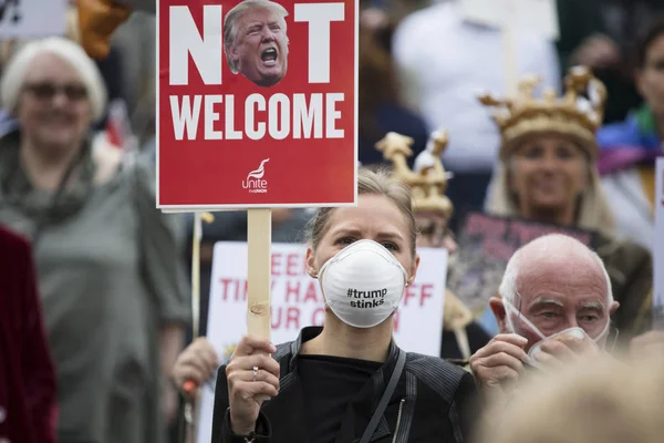 伦敦，英国 - 2019年6月4日：大批抗议者聚集在伦敦市中心，举行示威，反对特朗普总统对英国进行国事访问 — 图库照片