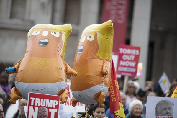 Londýn, Velká Británie-4. června 2019: dětský Donald Trump, Heliový balónky při Rally proti trumfu v centrálním Londýně — Stock fotografie