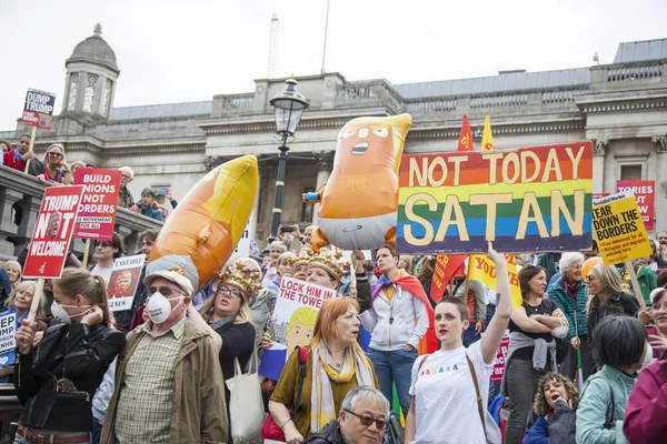 Londra, İngiltere - 4 Haziran 2019: Başkan Trumps'ın Birleşik Krallık'a resmi ziyaretine karşı gösteri yapmak için londra'nın merkezinde büyük bir protestocu kalabalığı toplandı — Stok fotoğraf