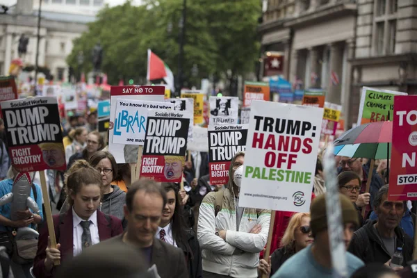 Londýn, Velká Británie-4. června 2019: velké davy demonstrantu se shromažďují v centrálním Londýně, aby demonstrovali proti prezidentovi Trumps státní návštěvě Spojeného království — Stock fotografie