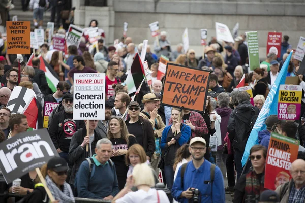 Londra, İngiltere - 4 Haziran 2019: Başkan Trumps'ın Birleşik Krallık'a resmi ziyaretine karşı gösteri yapmak için londra'nın merkezinde büyük bir protestocu kalabalığı toplandı — Stok fotoğraf