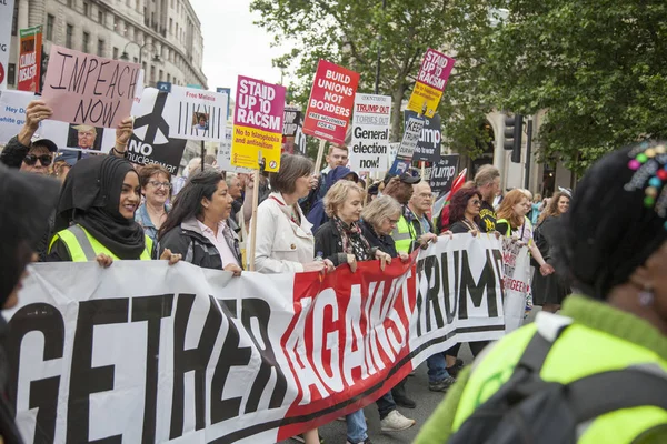 Londyn, Wielka Brytania-4 czerwca 2019: duże tłumy protestujących zbierają się w centrum Londynu, aby wykazać przeciwko prezydent Trumps Państwa wizyta w Wielkiej Brytanii — Zdjęcie stockowe