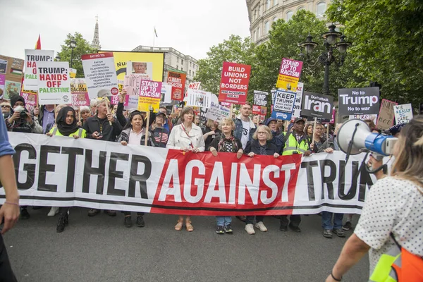 LONDRES, Reino Unido - 4 de junho de 2019: Grandes multidões de manifestantes se reúnem no centro de Londres para se manifestar contra a visita do presidente Trumps ao Reino Unido — Fotografia de Stock