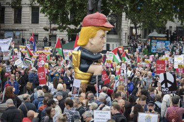 Londra, İngiltere - 4 Haziran 2019: Donald Trump'ın Londra'daki Trump karşıtı yürüyüşünde yaptığı siyasi hiciv heykeli