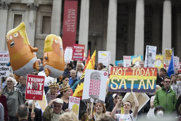 LONDRES, Reino Unido - 4 de junio de 2019: Grandes multitudes de manifestantes se reúnen en el centro de Londres para protestar contra la visita de estado del presidente Trumps al Reino Unido —  Fotos de Stock