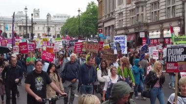 Londra, İngiltere - 4 Haziran 2019: Başkan Trumps'ın Birleşik Krallık'a resmi ziyaretine karşı gösteri yapmak için londra'nın merkezinde büyük bir protestocu kalabalığı toplandı