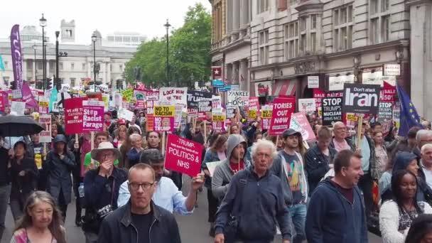 LONDON, Storbritannia - 4. juni 2019: Store folkemengder av demonstranter samles i det sentrale London for å demonstrere mot president Trumps statsbesøk til Storbritannia – stockvideo