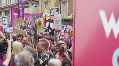 Londra, İngiltere - 4 Haziran 2019: Başkan Trumps'ın Birleşik Krallık'a resmi ziyaretine karşı gösteri yapmak için londra'nın merkezinde büyük bir protestocu kalabalığı toplandı