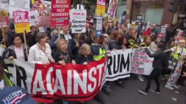 Londra, İngiltere - 4 Haziran 2019: Başkan Trumps'ın Birleşik Krallık'a resmi ziyaretine karşı gösteri yapmak için londra'nın merkezinde büyük bir protestocu kalabalığı toplandı