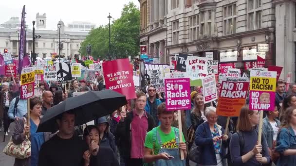 London, Storbritannien-4 juni 2019: stora skaror av demonstranter samlas i centrala London för att demonstrera mot president Trumps State besök i Storbritannien — Stockvideo