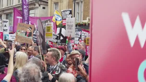 London, Großbritannien - 4. Juni 2019: Große Massen von Demonstranten versammeln sich im Zentrum Londons, um gegen den Staatsbesuch des Präsidenten in Großbritannien zu demonstrieren — Stockvideo